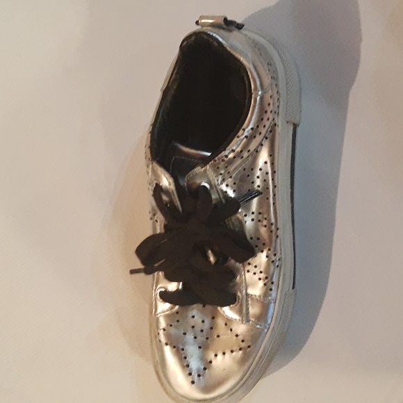 Kendal and Kylie silver sneakers - Picture 2 of 3